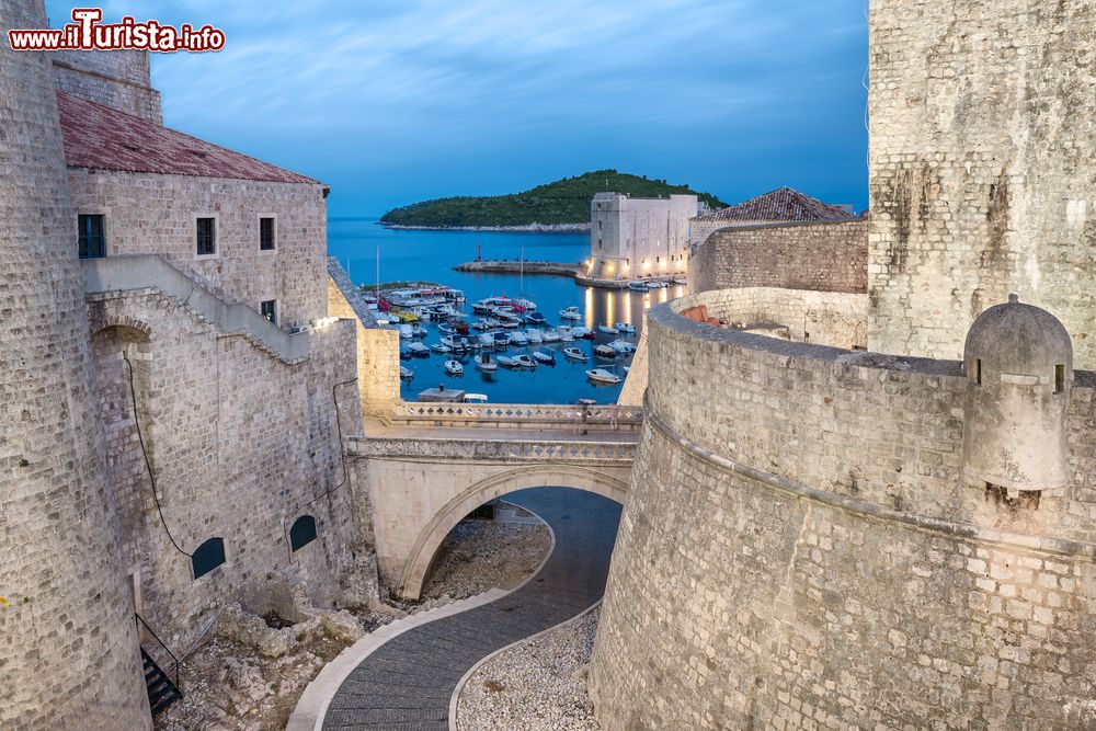 Immagine Le mura cittadine illuminate di Dubrovnik, Croazia.