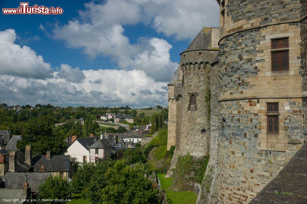 Immagine Le mura del castello e il centro di VItrè in Bretagna, Francia - © gary yim / Shutterstock.com