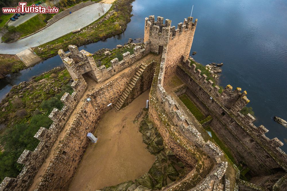 Immagine Le mura del castello medievale di Almourol, Portogallo, dall'alto: assieme alle fortezze di Tomar, Zezere e Cardiga, questo castello formava la linea difensiva del fiume Tago.