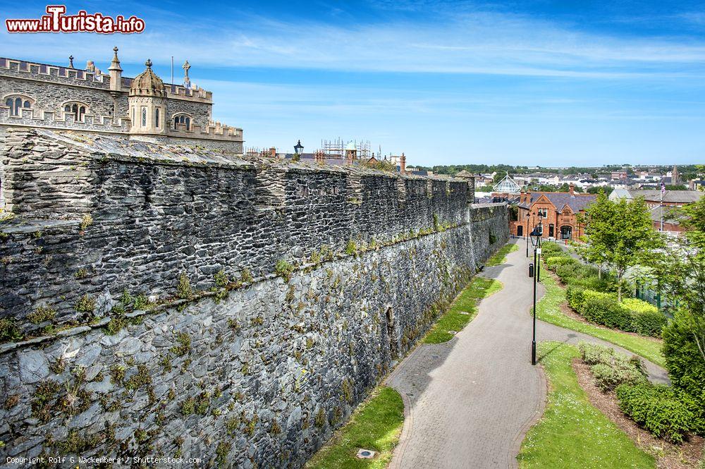 Immagine Le mura della città di Londonderry, il parco e la Cattedrale di Saint Columb - © Rolf G Wackenberg / Shutterstock.com