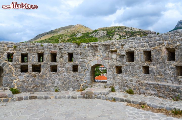 Immagine Le mura della cittadella della vecchia Bar, Montenegro, con le montagne sullo sfondo. Situata di fronte alla Bari italiana, questa località è stata chiamata Bar o Antivari (di fronte a Bar) - © Katsiuba Volha / Shutterstock.com