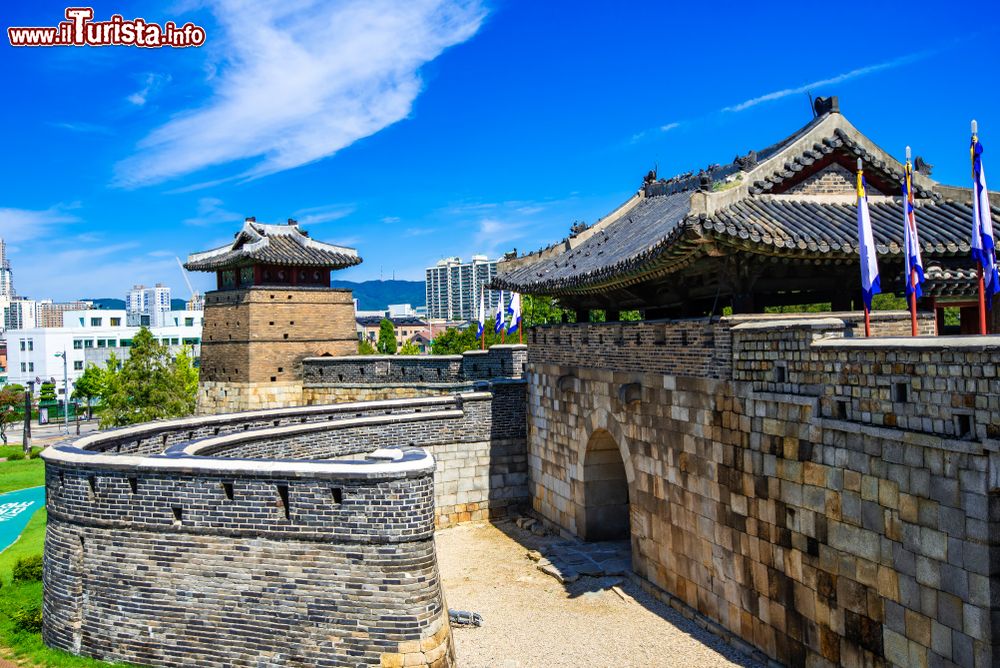 Immagine Le mura della fortezza Hwaseong,  il centro di Suwon nell'area metropolitana di Seul in Corea del Sud