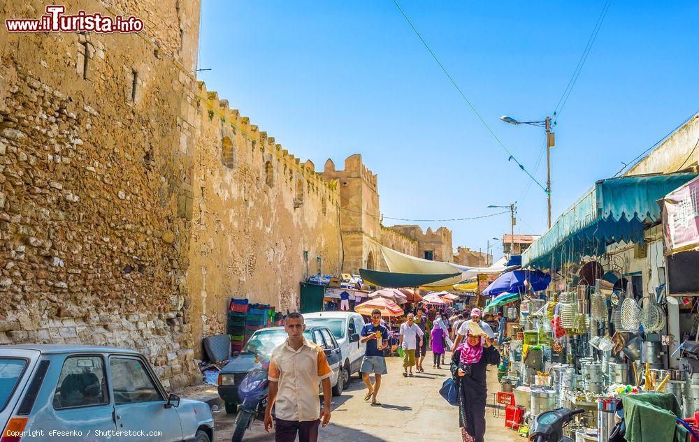 Immagine Le mura della Medina di Sfax, Tunisia. Lungo un tratto della cinta muraria di questo quartiere sorge il tradizionale mercato all'aperto con decine di bancarelle di prodotti di ogni genere - © eFesenko / Shutterstock.com