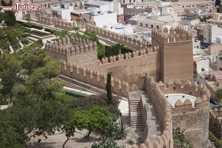 Immagine Le mura dell'antica fortezza di Alcazaba a Almeria, Spagna. Vista dall'alto la cinta muraria di Alcazaba appare ancora di più in tutta la sua maestosità. Dichiarato monumento storico e artistico già negli anni'30 del 1900, oggi è il luogo turistico più frequentato della città spagnola