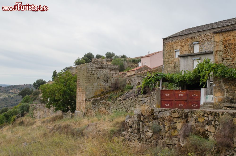 Immagine Le mura di Castelo Mendo, villaggio medievale in Portogallo. Il borgo storico è circondato da una cerchia di mura ricostruite nel XII° secolo per ordine di Sancho I°, re del Portogallo.