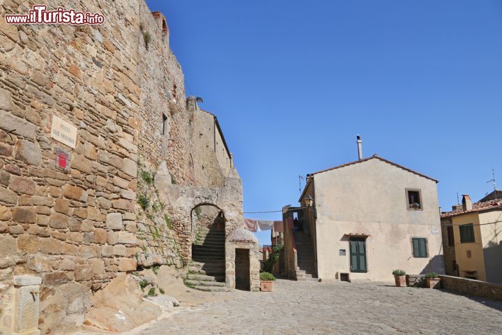 Immagine Le mura di Giglio Castello, il borgo che domina il centro dell'isola del Giglio - © trotalo / Shutterstock.com