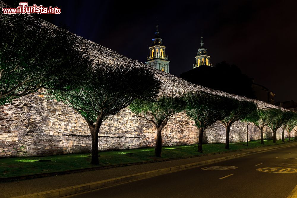 Immagine Le mura di Lugo, Spagna, by night. Raggiungono un'altezza di 10-15 metri e si snodano lungo un percorso di 2,5 km che comprende anche 71 torri. Sono interamente camminabili.