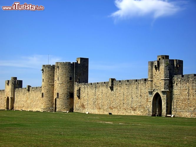 Immagine Panorama su mura e bastioni di Aigues Mortes, Francia - Ampliato da Filippo  III° l'Ardito e da Filippo il Bello, che fecero innalzare la cinta muraria dai costruttori genovesi Guglielmo  Boccanegra e Nicola Cominelli fra il 1272 e il 1300, il borgo medievale di Aigues Mortes è uno dei luoghi più visitati di tutta la Provenza © LianeM / Shutterstock.com