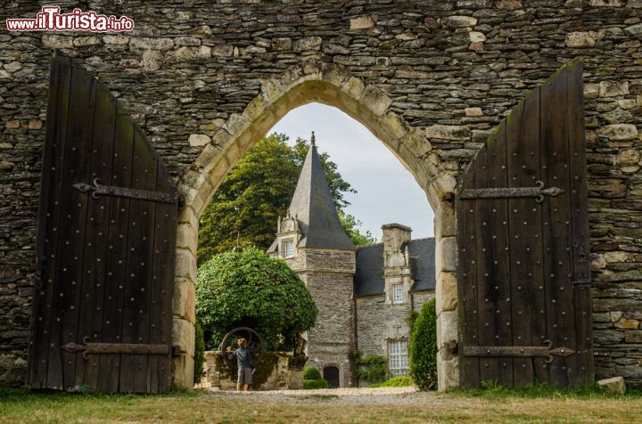Immagine Le mura e il castello del borgo di Rochefort-en-terre in Bretagna - © Evgeny Shmulev / Shutterstock.com