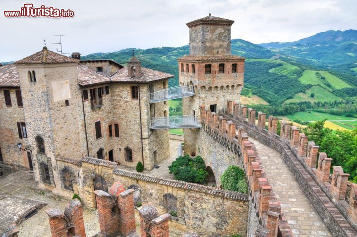 Immagine Le mura e il complesso del mastio, lo spettacolare castello di Vigoleno tra le colline dell'Appennino Piacentino - © Mi.Ti. / Shutterstock.com