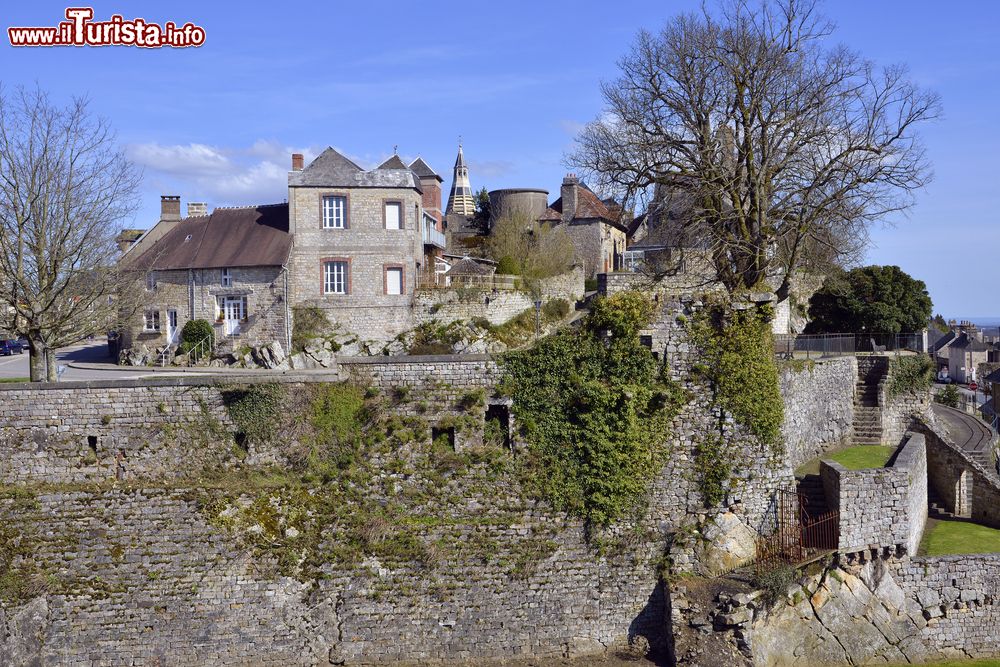 Immagine Le mura e le case in pietra del borgo di Domfront in Francia
