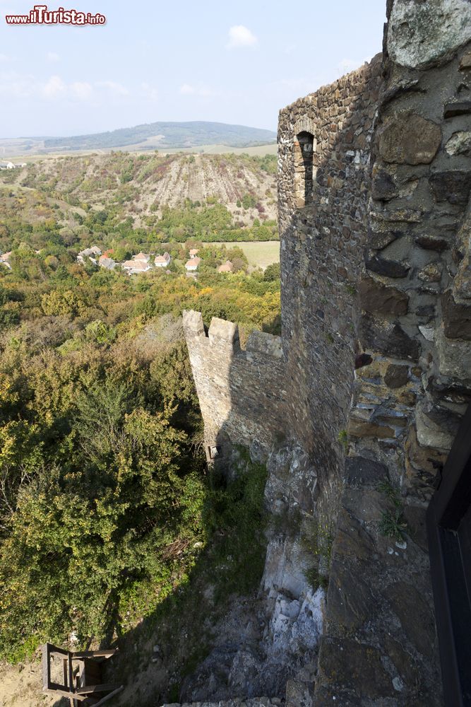 Immagine Le mura fortificate del castello ungherese di Holloko. Costruito nel XIII° secolo, è inserito dall'Unesco fra i patrimoni dell'umanità.