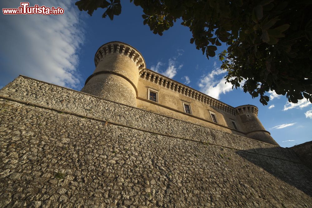 Immagine Le mura imponenti della Rocca di Alviano in Umbria