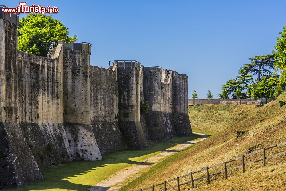 Immagine Le mura medievali della città di Provins, dipartimento Seine et Marne, Francia. La fortificazione difensiva della città si snoda per 1200 metri ed è formata da 22 torri e due porte.