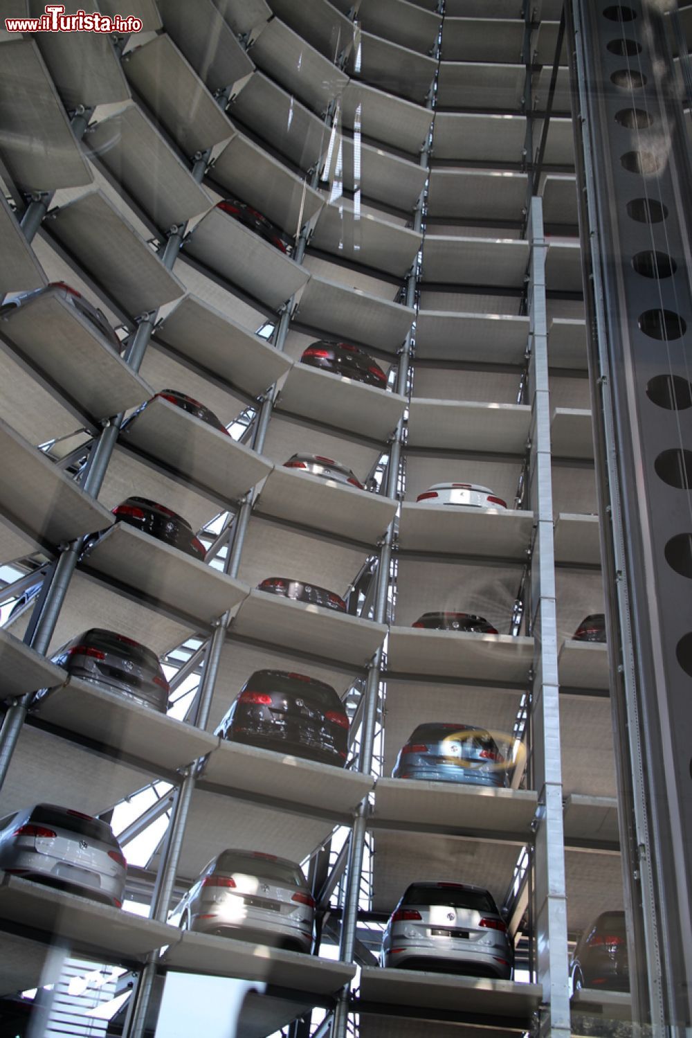 Immagine Le nuove auto della Volkswagen nel magazziono della Autostadt di Wolfsburg. - © Lasse Hendriks / Shutterstock.com