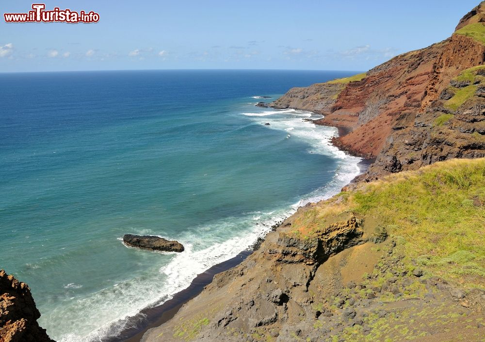 Immagine Le onde dell'Atlantico si infrangono sulle coste di Fogo, parte del gruppo delle isole di Sotavento a Capo Verde.