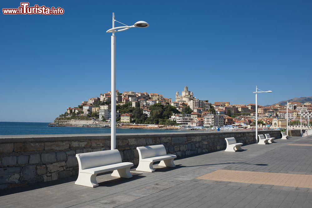 Immagine Le panchine sulla passeggiata lungomare di Porto Maurizio, Imperia, con vista sul duomo.