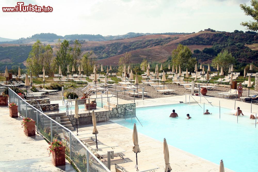 Immagine Le piscine di uno stabilmento termale a Rapolano Terme in Toscana  - © auralaura / Shutterstock.com