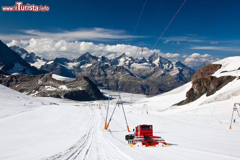 Immagine Le piste dello Ski Paradise a Zermatt in estate, Svizzera. Splendida località sul Monte Rosa, Zermatt si trova ai piedi del Cervino. Fa parte del comprensorio dello Ski Paradise che offre 350 km di piste per lo sci alpino.