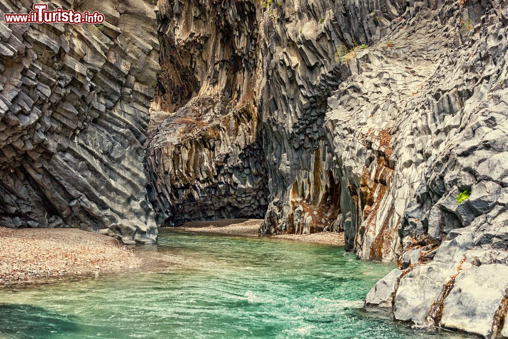 Immagine Le pittoresche Grotte di Alcantara in Sicilia. Note anche come Gole di Larderia, sono alte sino a 25 metri.