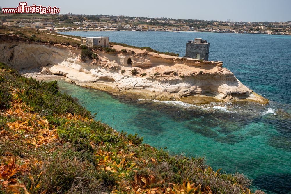 Immagine Le pittoresche scogliere calcaree nei dintorni di Marsascala, isola di Malta. Questo paesino situato nel sud del paese si sviluppa intorno a due baie distanti fra di loro poco più di 1 chilometro.