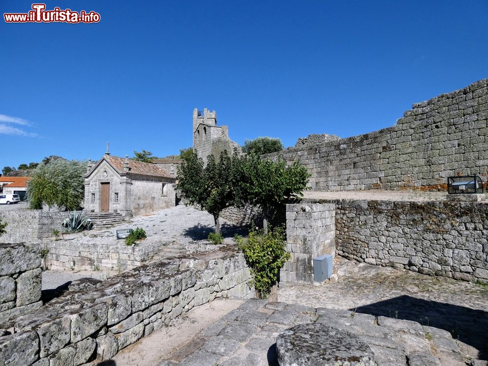 Immagine Le possenti mura della fortificazione cittadina di Marialva, Portogallo.