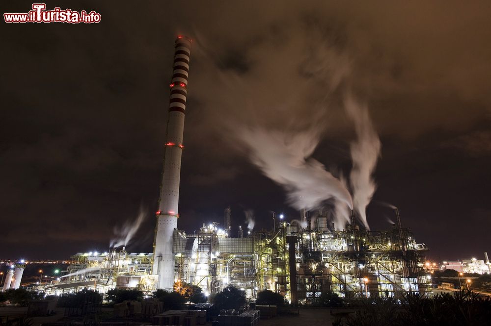 Immagine Le raffinerie di Augusta fotografate di notte, Sicilia.