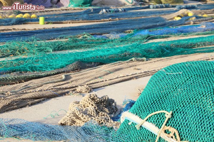 Immagine Le reti da pesca nel villaggio marinaro di La Vila Joiosa, Spagna. Azzurro e verde smeraldo sono i colori dell'acqua che lambisce questo tratto di costa spagnola.