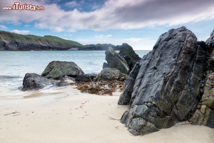 Immagine Le rocce di Mangersta beach a Lewis and Harris, Scozia - Sabbia bianca finissima e rocce granitiche per la spiaggia scozzese di Mangersta © Anneka / Shutterstock.com