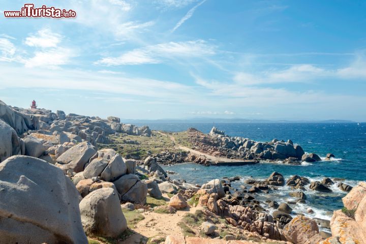 Immagine Le rocce sulla costa dell'isola di Lavezzi, Corsica. Sullo sfondo, il faro a emissione luminosa tramite lampada alogena da 80 W.