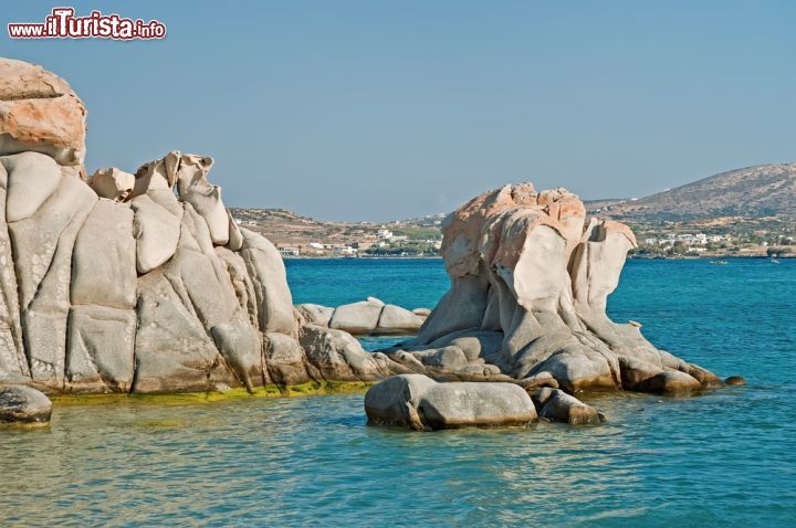 Immagine Rocce di granito davanti alla spiaggia di Kolymbithres, Paros. Fondali bassi e acque cristalline per questa bellissima spiaggia che si trova lungo la parte occidentale della baia di Naoussa. Le formazioni granitiche sono state plasmate dall'erosione e creano cavità naturali che si riempiono d'acqua e somigliano a fonti battesimali (da cui il nome kolymbithres). Separano la sabbia in piccole baie in cui si può trovare un angolo isolato per godere il mare e il sole in tutta tranquillità - © Havoc / Shutterstock.com