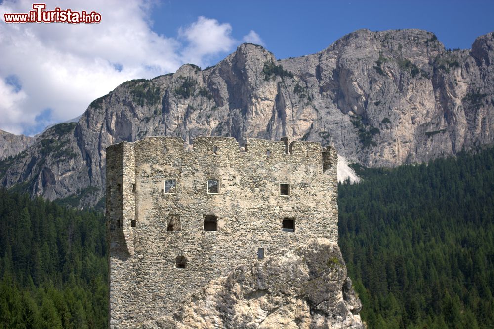 Immagine Le rovine del castello di Andraz, nei pressi di Alleghe, Belluno. Questo fortilizio medievale si presenta un'architettura davvero caratteristica in quanto sorge su uno sperone roccioso: alla rocca si poteva infatti accedere solo da una rampa in pietra.