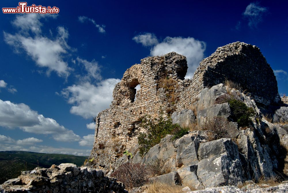 Immagine Le rovine del castello di Quirra a Villaputzu, Sardegna. Situato a un'altezza di 296 metri, questo castello offre una splendida vista sulla costa e sulle vallate dell'interno. La sua costruzione risale al XII° secolo.