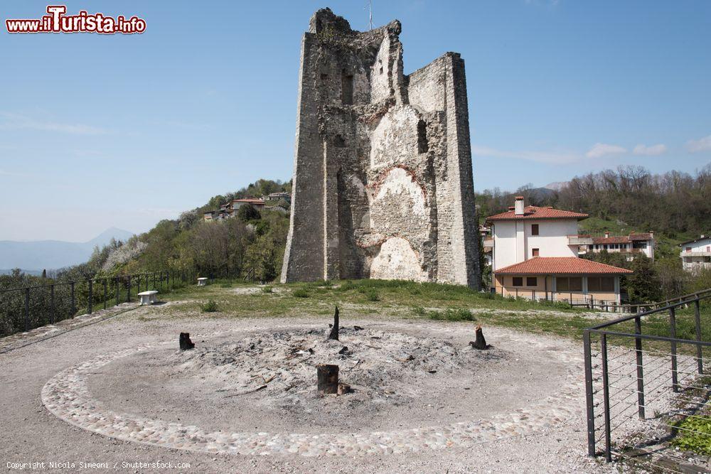 Immagine Le rovine del Castello di Tarcento in Friuli - © Nicola Simeoni / Shutterstock.com