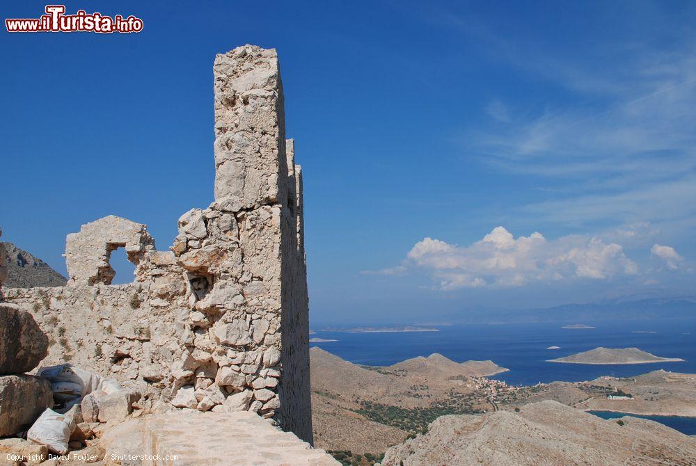 Immagine Le rovine del castello medievale sull'isola di Chalki, Grecia. La fortezza è una popolare destinazione turistica di questa piccola isola del Dodecaneso - © David Fowler / Shutterstock.com