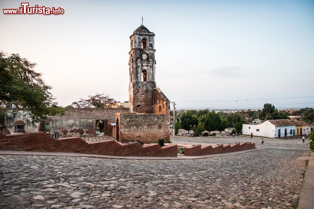 Immagine Le rovine della chiesa di Santa Ana a Trinidad, Cuba. La torre campanaria a cupola e le porte ad arco, murate tempo fa, rendono questa chiesa in rovina uno dei luoghi simbolo della cittadina. Al tramonto, l'edificio religioso assume un'atmosfera quasi spettrale.