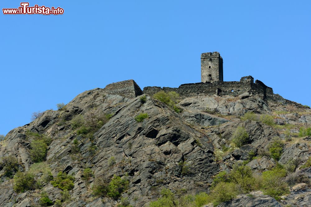 Immagine Le rovine della fortezza di Chenal a Montjovet, Valle d'Aosta. Sorge all'interno del sito archeologico che conserva varie testimonianze di incisioni rupestri e croci di probabile epoca medievale.