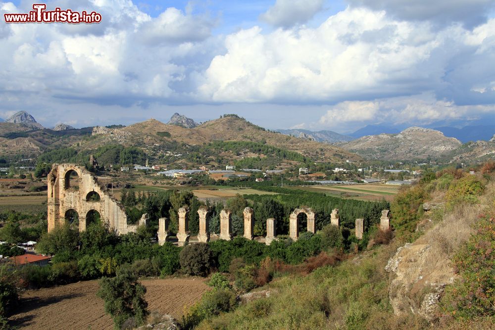 Immagine Le rovine dell'acquedotto di Aspendos, Turchia. Questo sito include i resti di un imponente acquedotto romano, in origine lungo ben 600 metri.