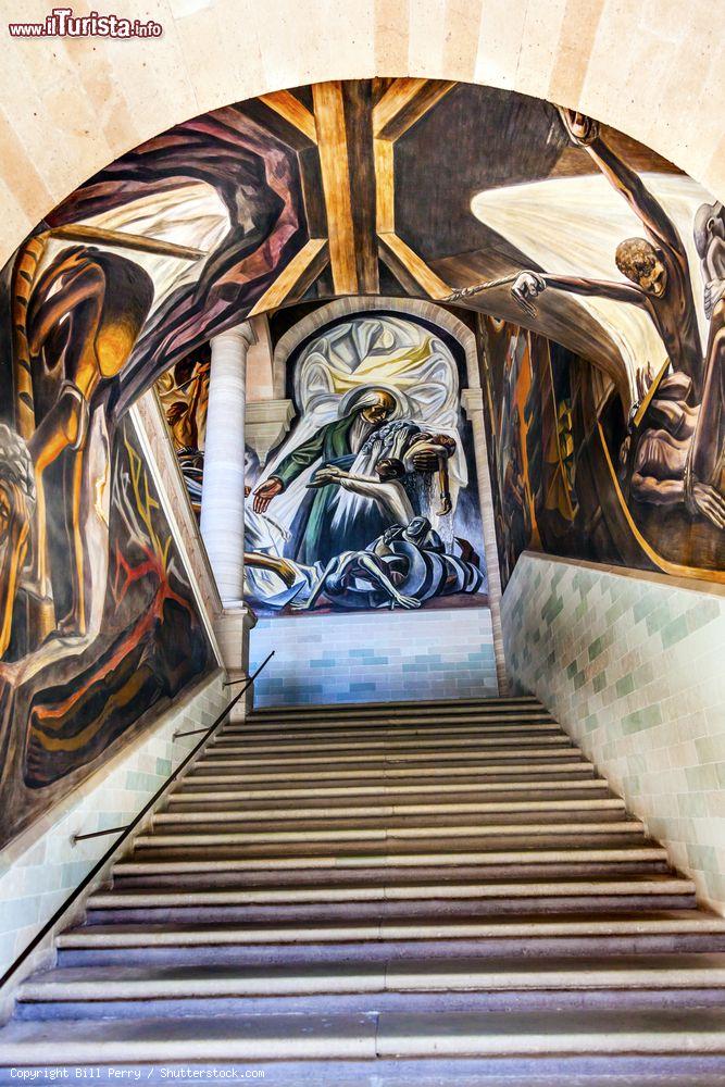 Immagine Le scale dell'Alhondiga de Granaditas a Guanajuato, Messico. Un murales del 1966 impreziosisce questo museo dell'indipendenza - © Bill Perry / Shutterstock.com