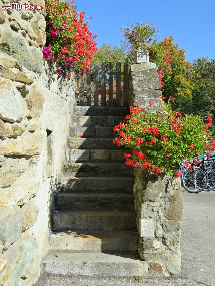 Immagine Le scale di una vechia casa in pietra a Yvoire, uno dei borghi più belli della Francia.