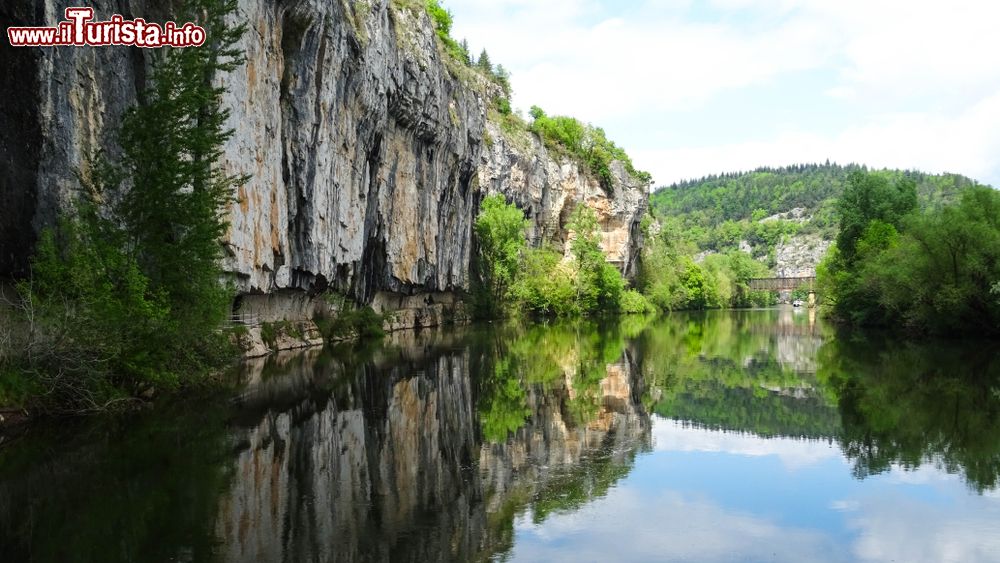 Immagine Le scogliere affacciate sul fiume Lot a Saint-Cirq-Lapopie (Francia): siamo lungo la Halage Road, un popolare sentiero lungofiume che da Saint-Cirq conduce sino a Bouzies. 