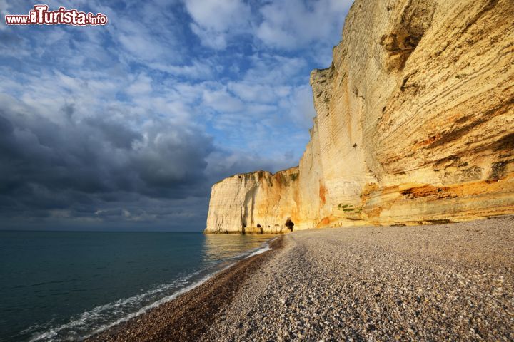 Immagine Le scogliere di gesso di Etretat (Francia) al tramonto in una giornata nuvolosa - © Aleksey Stemmer / Shutterstock.com