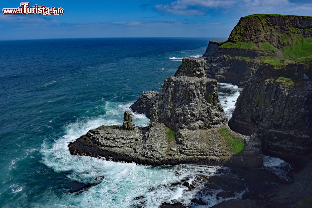 Immagine Le scogliere di Rathlin Island, Irlanda del Nord. E' uno dei posti preferiti dai bird watcher con una Royal Society che gestisce la riserva naturale per la protezione degli uccelli.