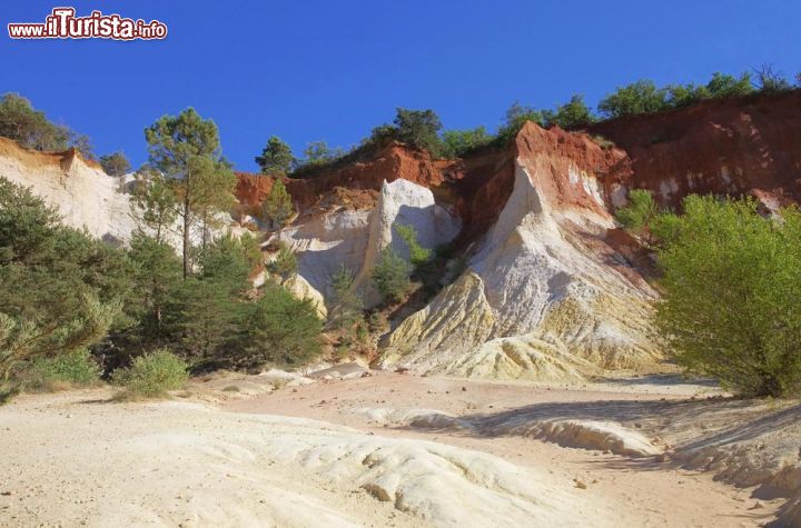 Immagine Le sfumature delle rocce d'ocra sembrano quelle di una tavolozza di colori di un pittore. Nei pressi di Roussillon è possibile ammirare infiniti esempi di paesaggi di questo tipo - © LianeM / Shutterstock.com