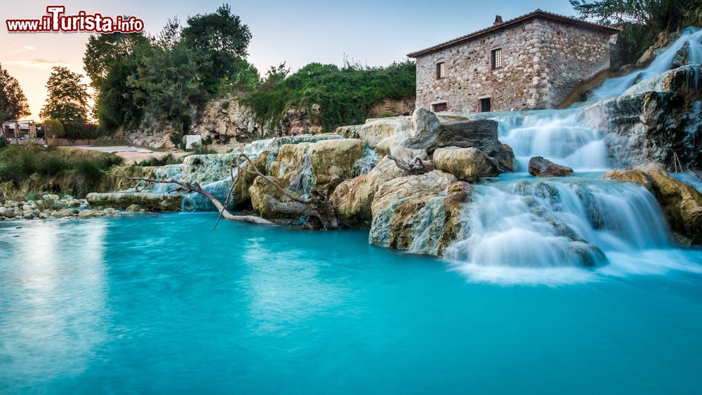 Immagine Le spettacolari cascate all'uscita delle Terme di Saturnia, accessibili liberamente dal pubblico