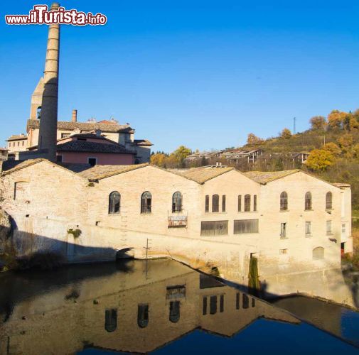 Immagine Le storiche cartiere di Fermignano nelle Marche. La città rivaleggiava in questo campo con la stessa Fabriano - © Buffy1982 / Shutterstock.com