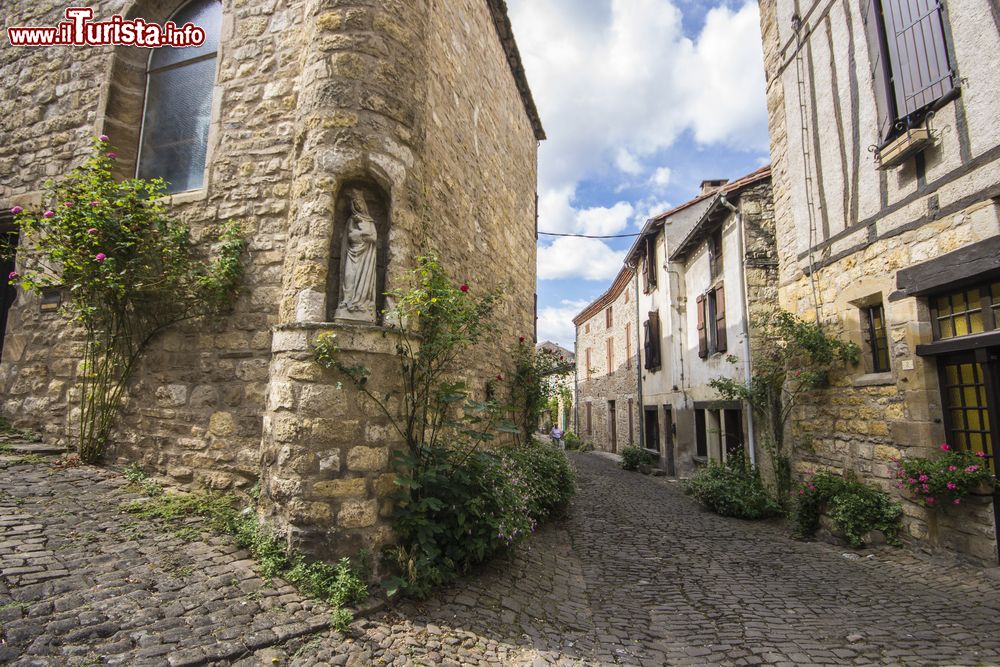 Immagine Le strade di Cordes-sur-Ciel, Francia. Passeggiando per i vicoli di questo borgo antico si possono ammirare sculture e pitture che sembrano uscite dalla leggenda.