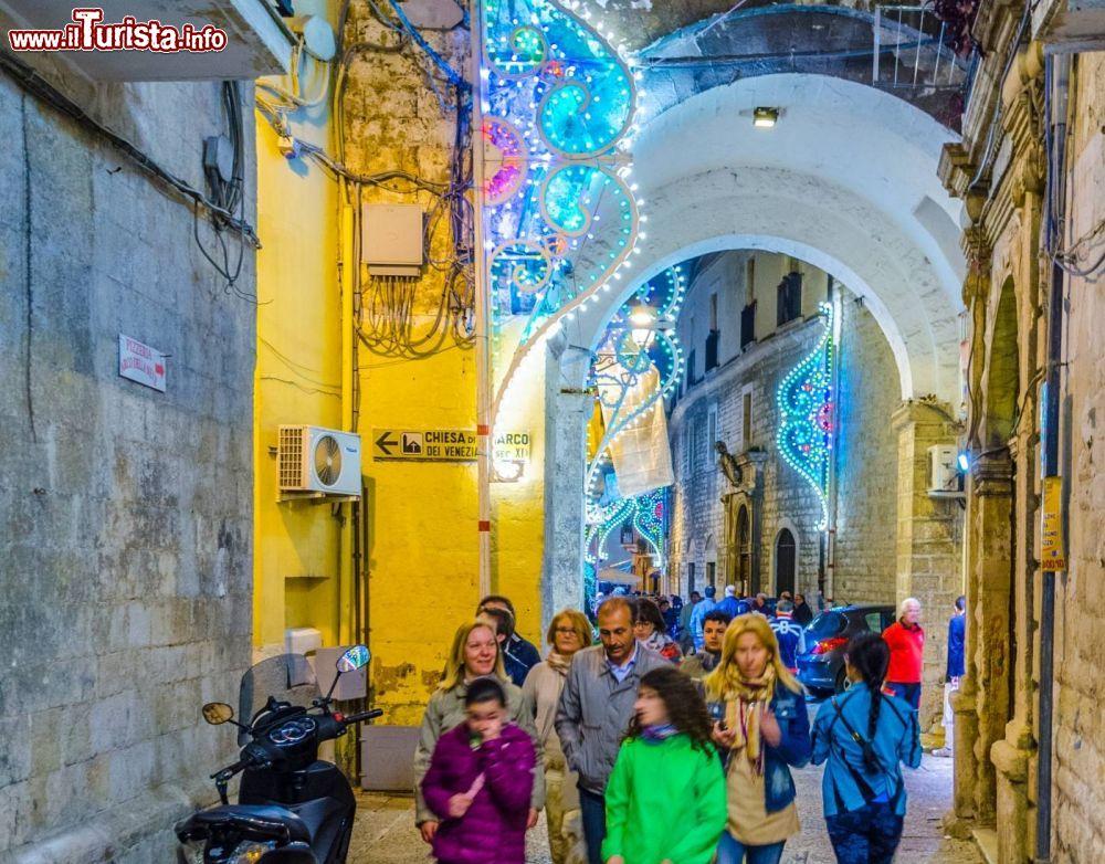 Immagine Le strade illuminate a Bari in occasione della Festa di San Nicola - © trabantos / Shutterstock.com