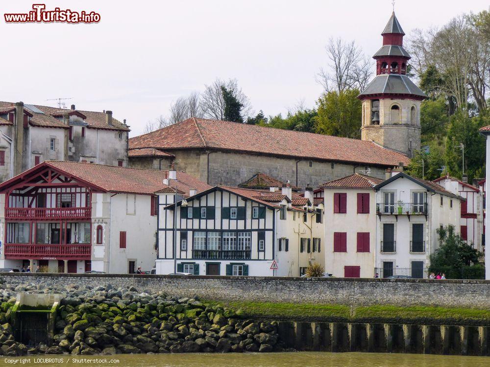 Immagine Le tipiche case basche nel centro di Saint-Jean-de-Luz, Francia, con la torre campanaria - © LOCUBROTUS / Shutterstock.com