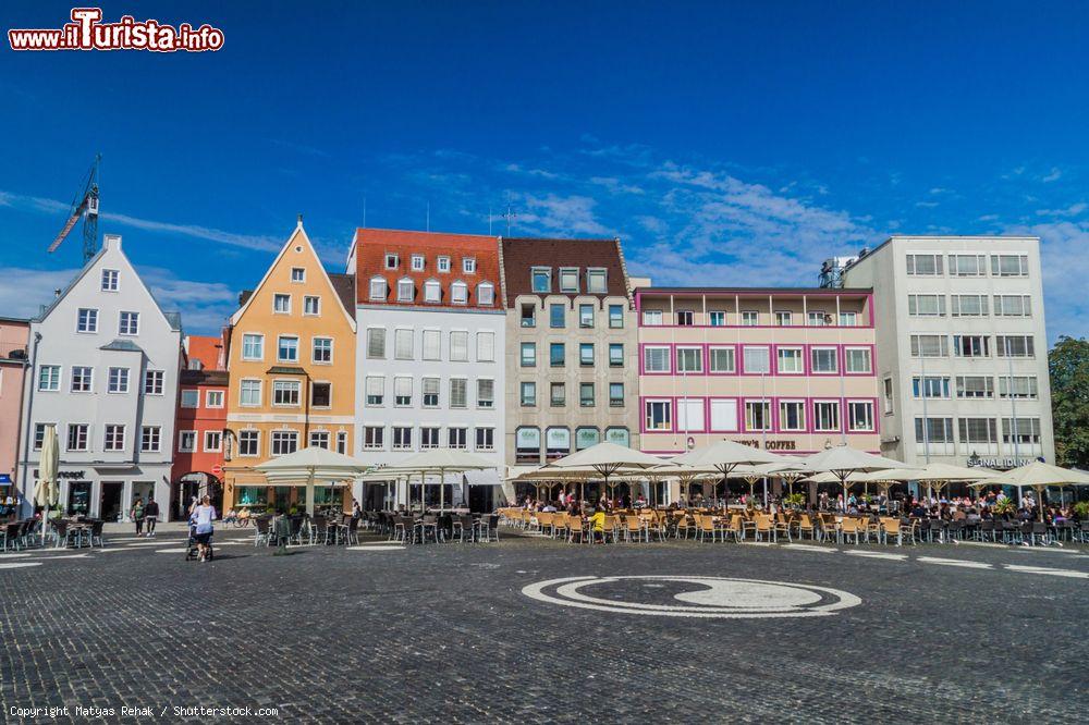 Immagine Le tipiche case colorate bavaresi in Rathausplatz a Augusta, Germania - © Matyas Rehak / Shutterstock.com